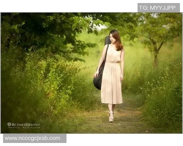 足球明星头像视频中的女孩展现青春活力与梦想追逐的精彩瞬间 足球明星头像视频中的女孩展现青春活力与梦想追逐的精彩瞬间